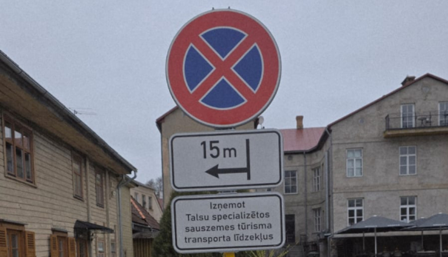 Ceļa zīme Talsu ezera promenādē