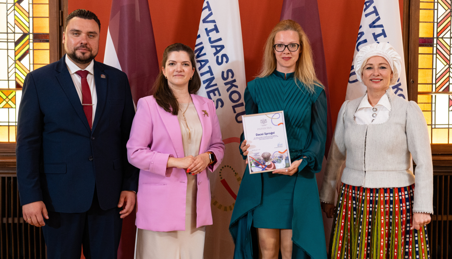 Saeimā godina XIII Latvijas Skolu jaunatnes dziesmu un deju svētku novadu koordinatorus