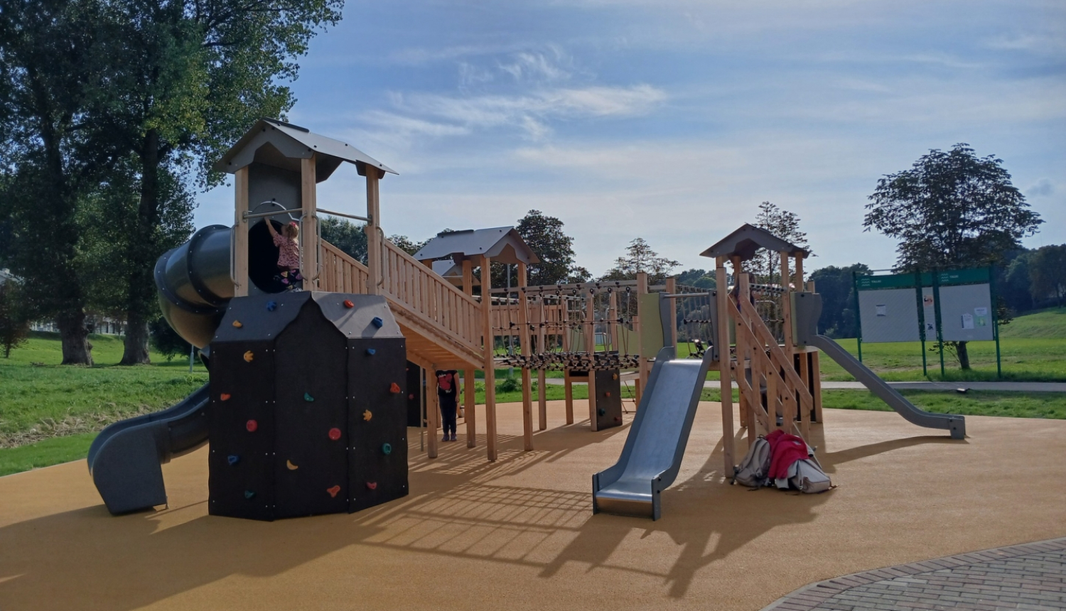 Bērnu rotaļu laukums pie Vilkmuižas ezera