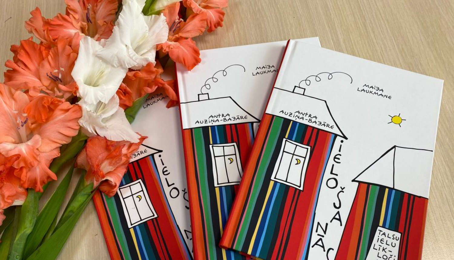 dzejnieces Maijas Laukmanes un mākslinieces Antras Auziņas izdotu grāmata „Ielošanās''.