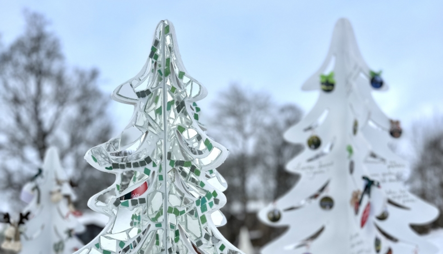 Ziemassvētku eglīšu parks Talsu ezera promenādē