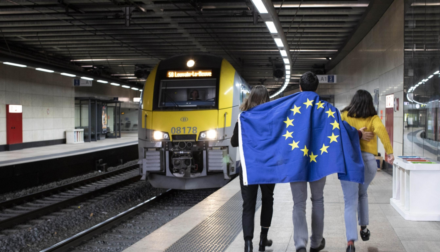 Jaunieši ar Eiropas Savienības karogu