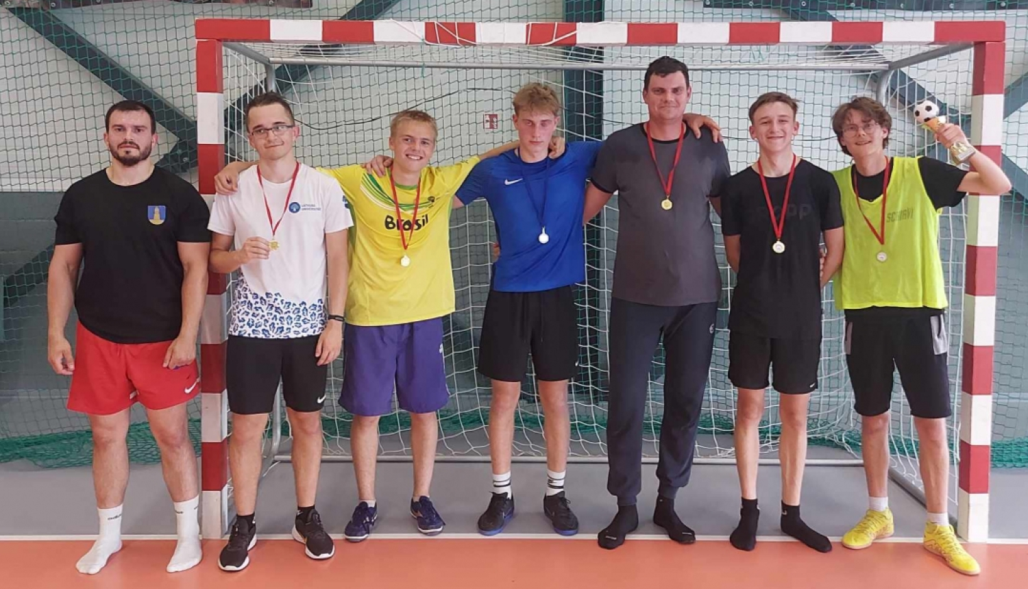 Mērsraga meistarsacīkstēm telpu futbolā norisinājies sezonas noslēguma posms