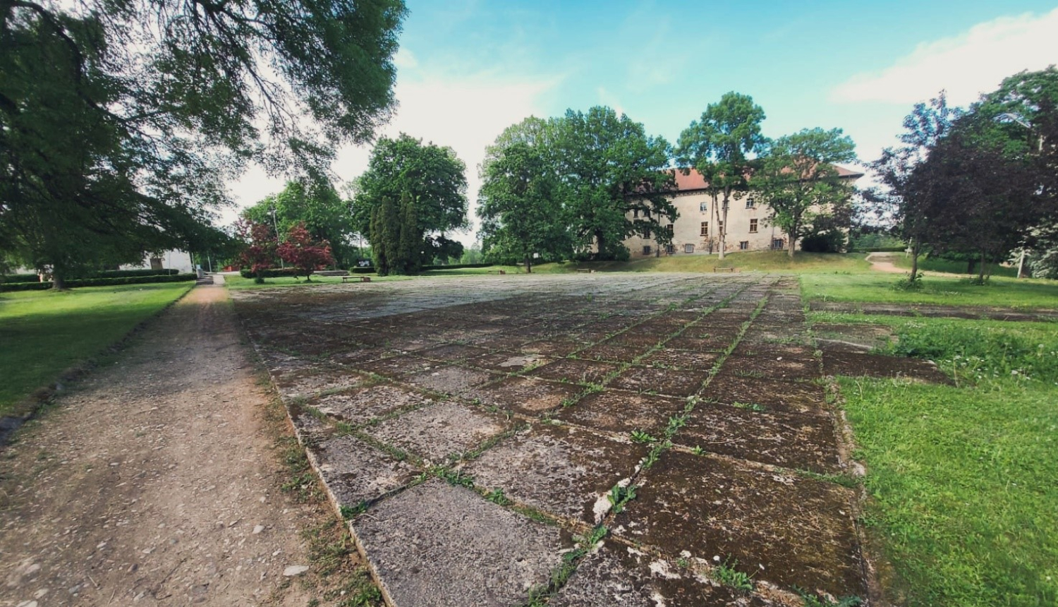 Dundagas pils laukums