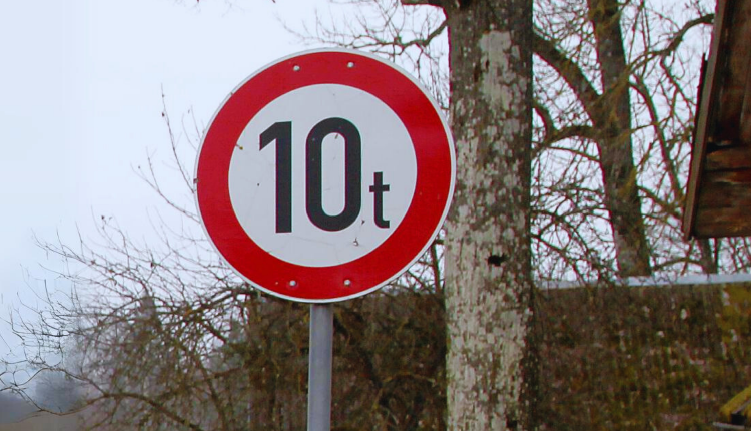 Ceļmalā uzstādīta transporta masas ierobežojuma ceļa zīme “10 t”.