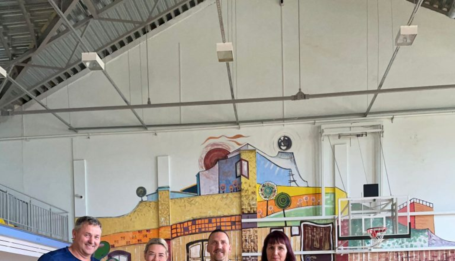 Sporta skolotāji Normunds Krūze un Gerda Zvirgzdiņa, „SuperBingo” pārstāvis un „Sporto visi” vadītājs Dinārs Zāģers, Laucienes pamatskolas direktore Signeta Šveiduka