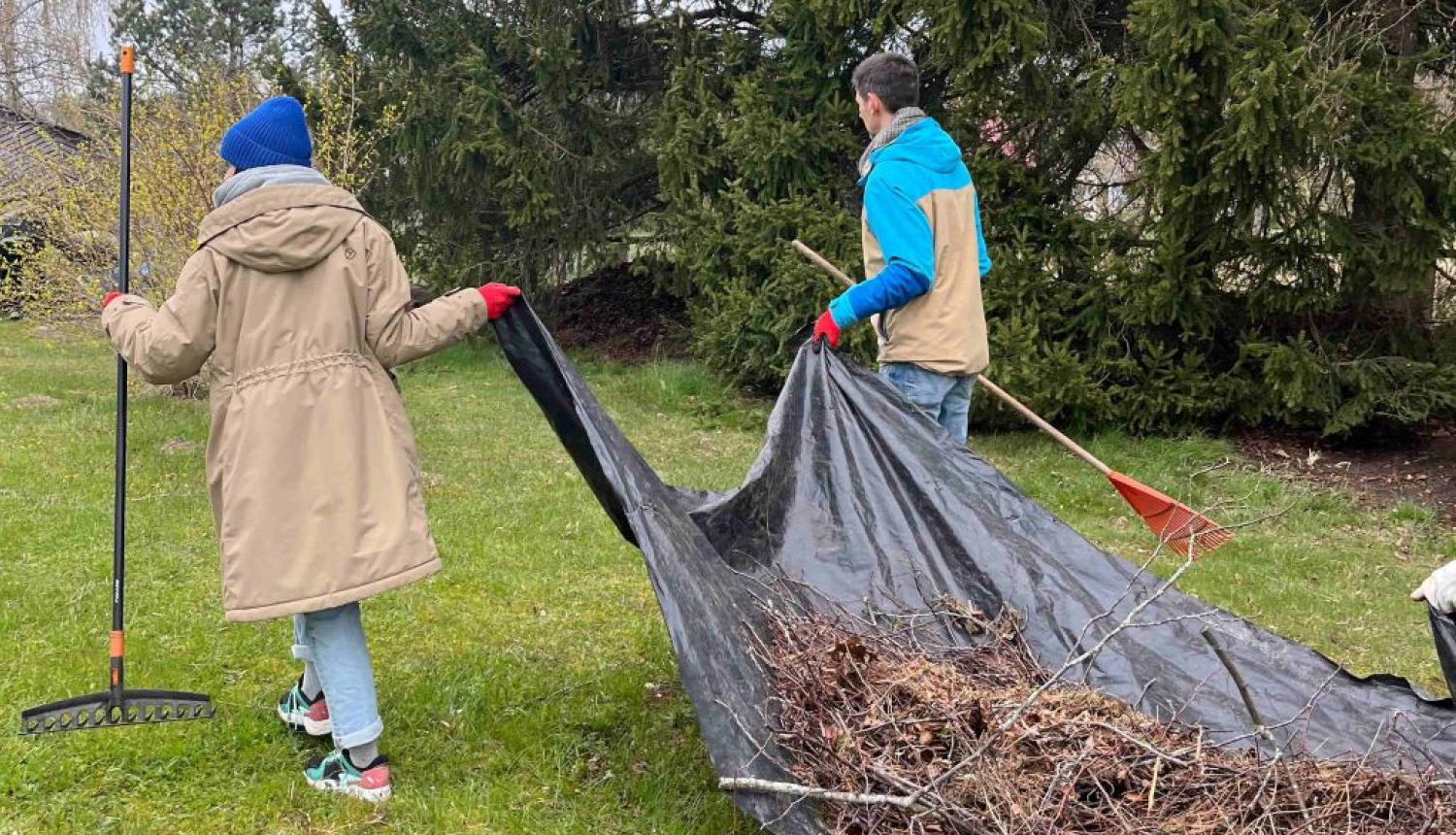 Aizvadīta rudens talka pie Lībiešu tautas nama Mazirbē