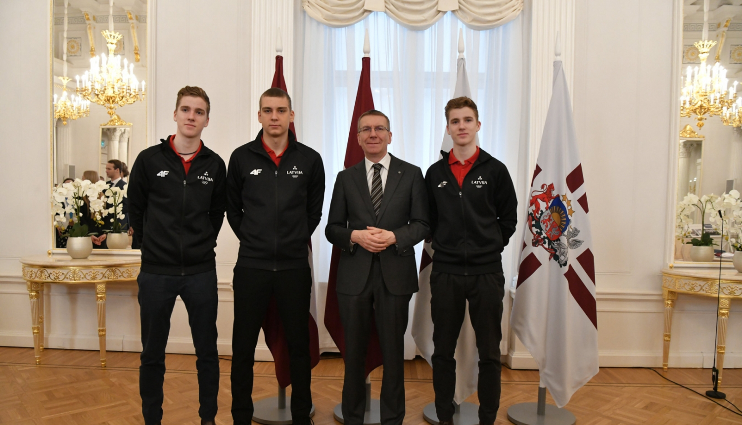 Valsts prezidents sveic Talsu 2. vidusskolas skolēnus – Oliveru Bresmi, Valteru Bresmi un Adrianu Māri Šņoriņu