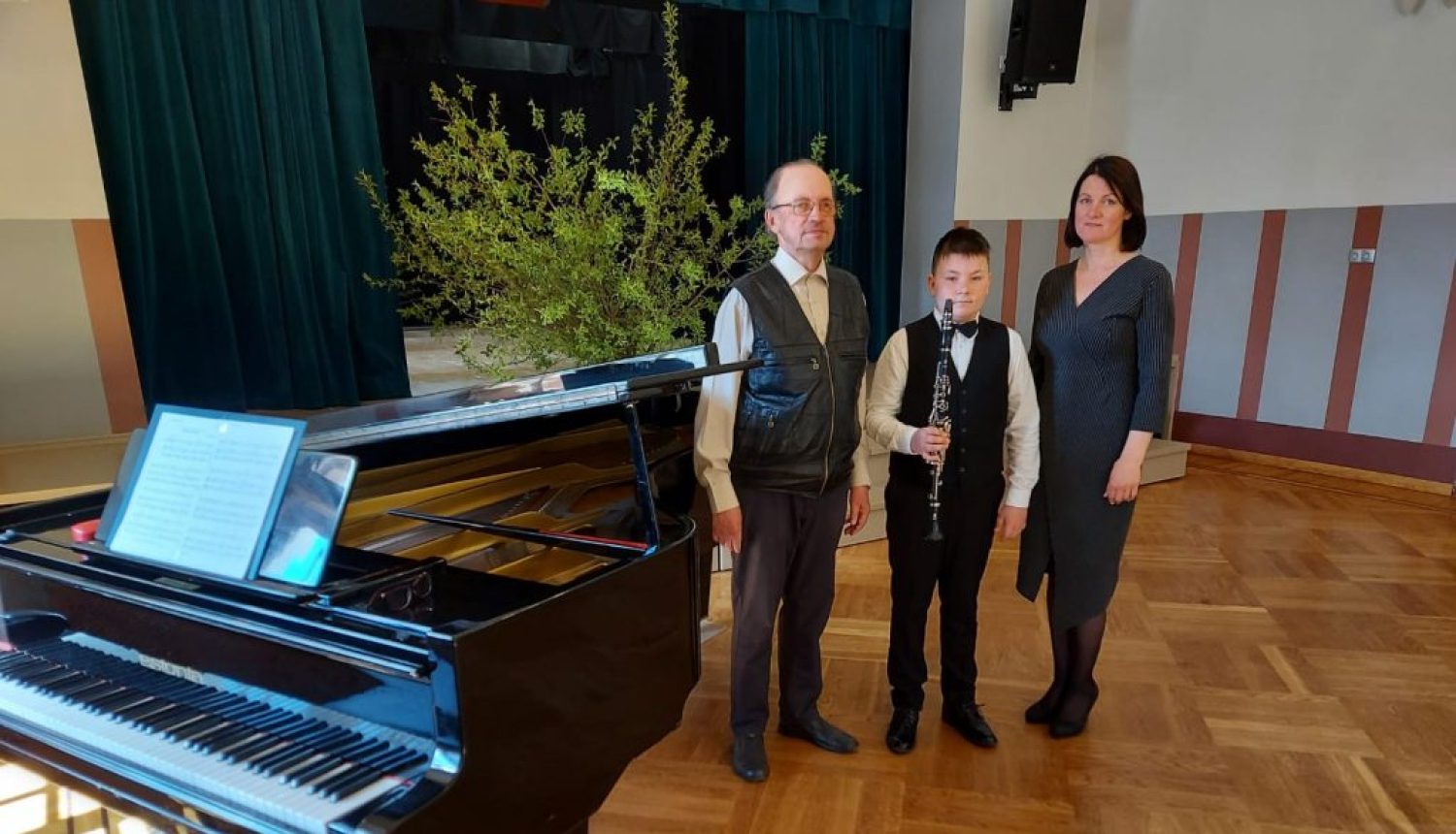 Dundagas Mākslas un mūzikas skola (MMS) kopā ar Klarnetes spēles 3. klases audzēkni Valteru Napski, viņa skolotāju Jāni Popeli un koncertmeistari Daci Šmiti