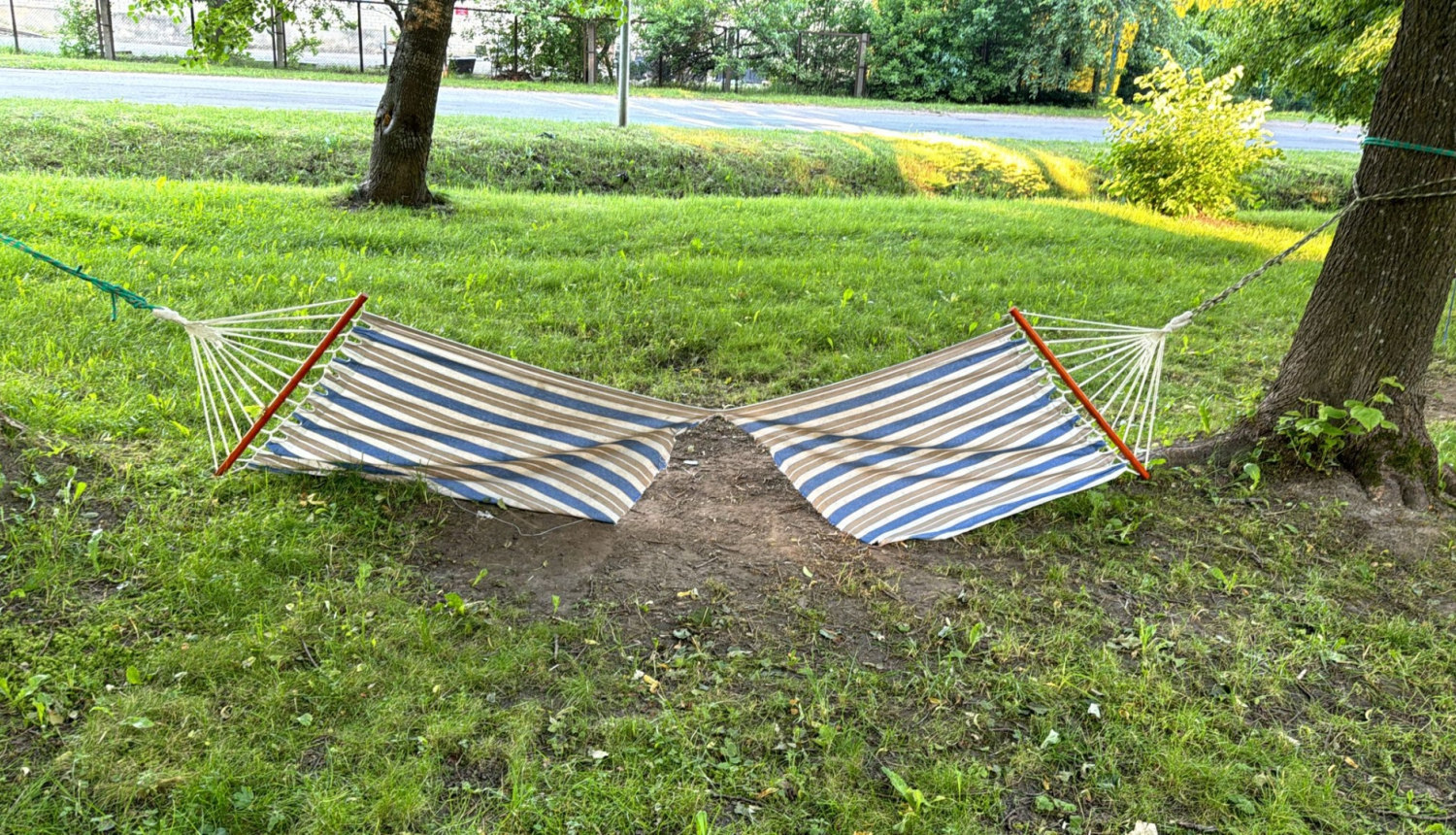 Vandaļi izpostījuši šūpuļtīklu parku