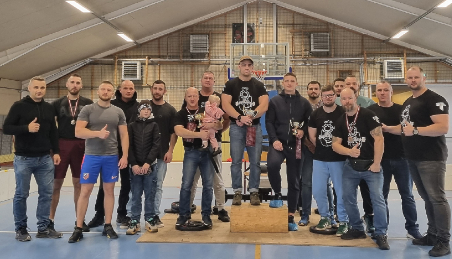 ​Rihards Rožkalns uzvar Ģibuļu kausā spiešanā guļus.