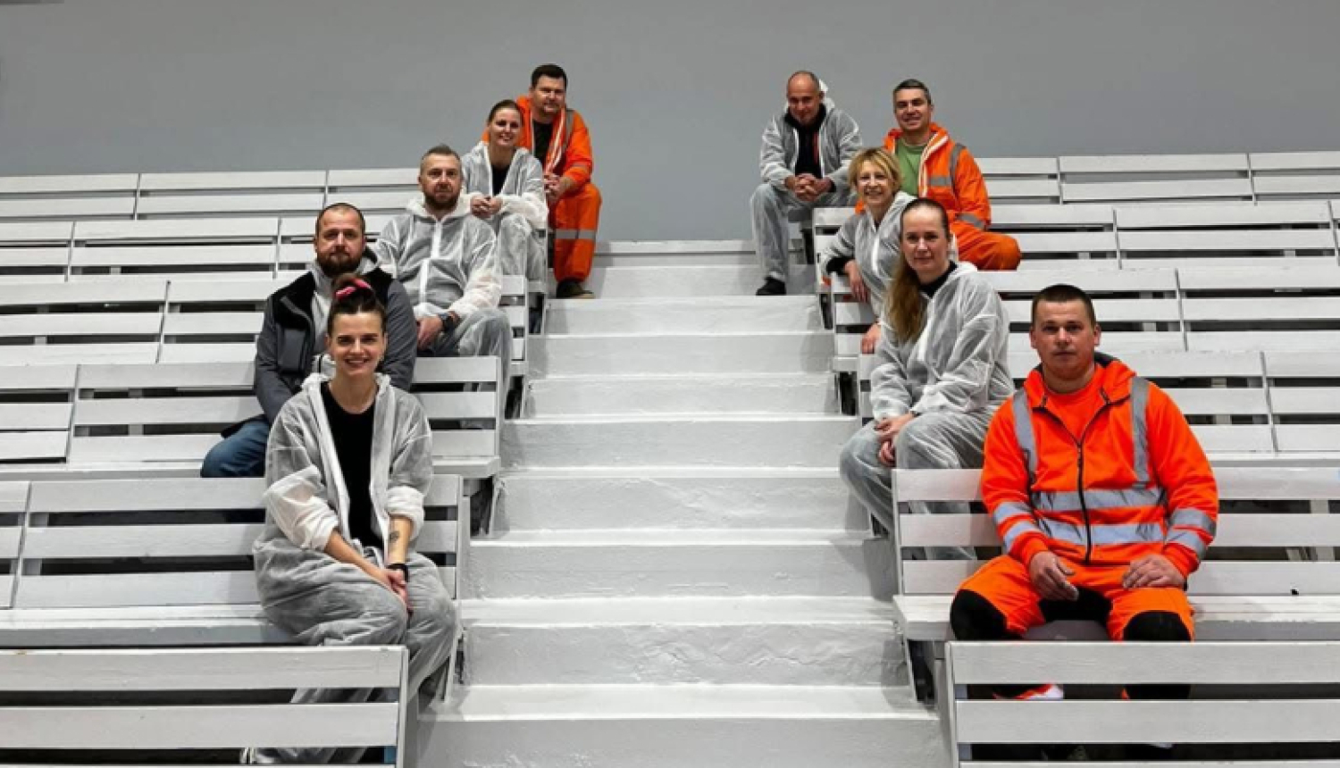 Uzņēmums SIA „SCHWENK Latvija” brīvprātīgā darba dienā īstenojis labdarības projektu  –  sakārtotas Talsu sporta nama telpas