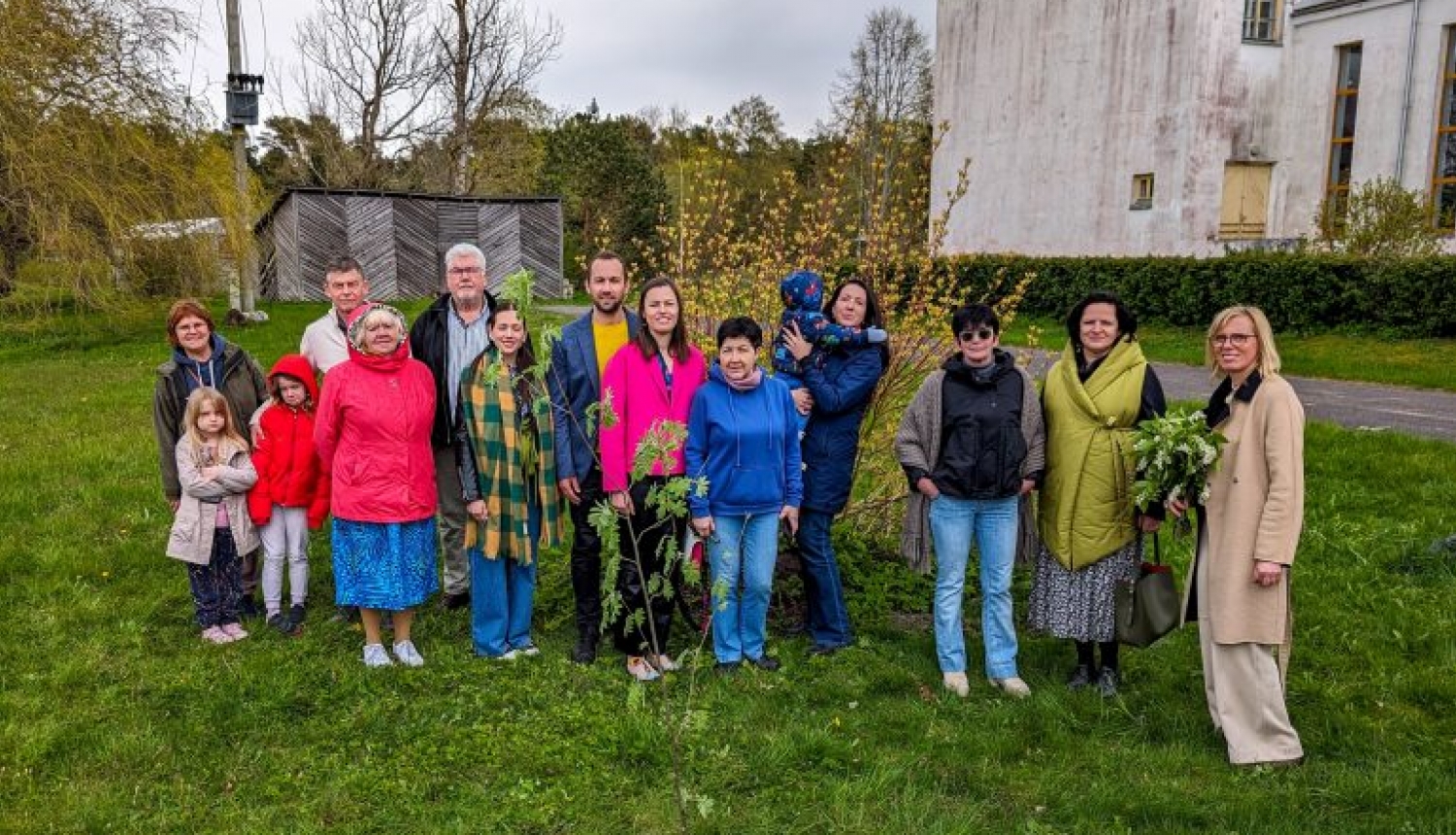 Lībiešu tautas nama 2024. gada vasaras sezonas atklāšanas dalībnieki. Pirmā no labās māksliniece Gita Šmite. Aijas Gedzunas foto