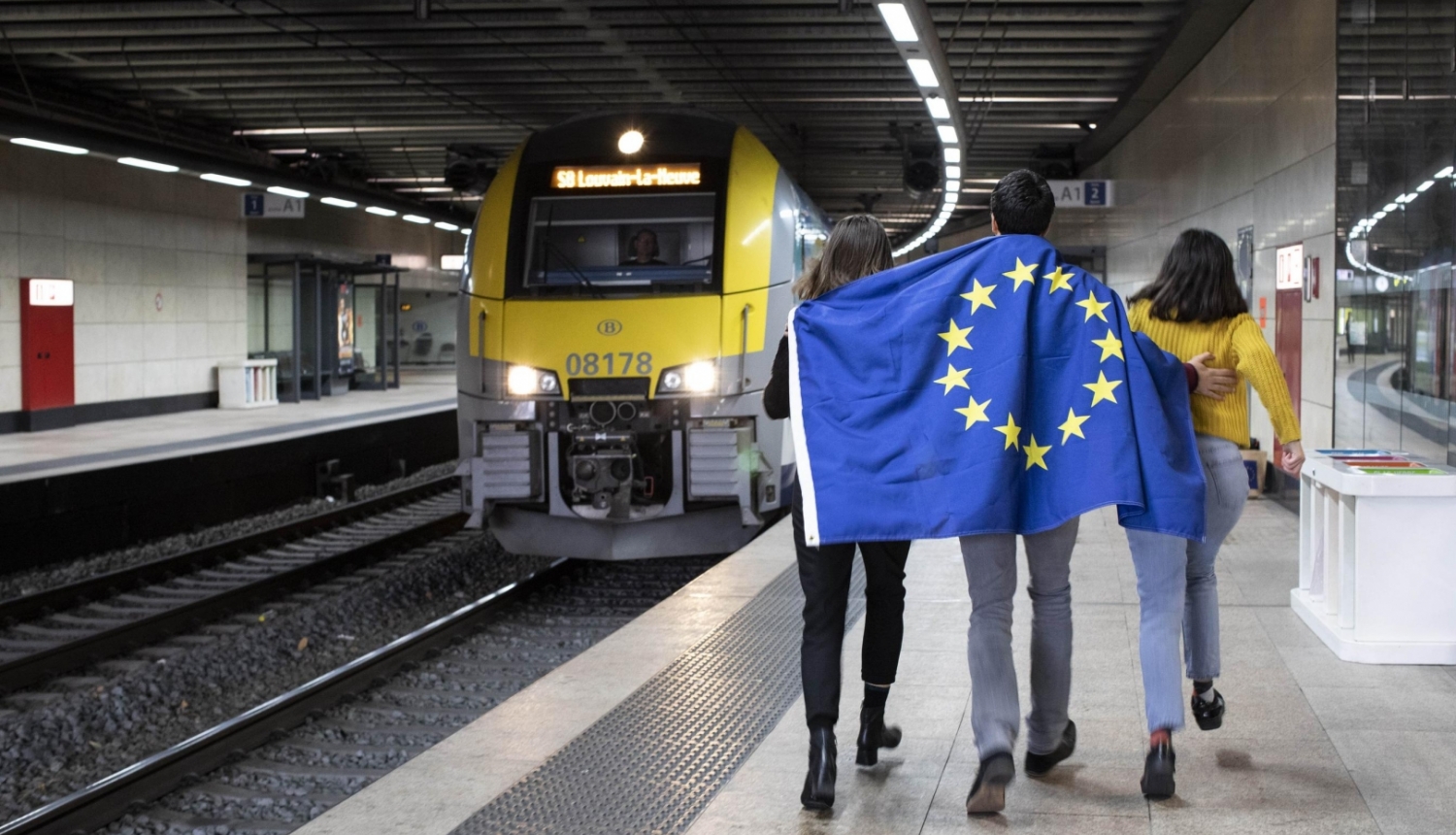 Jaunieši ar Eiropas Savienības karogu