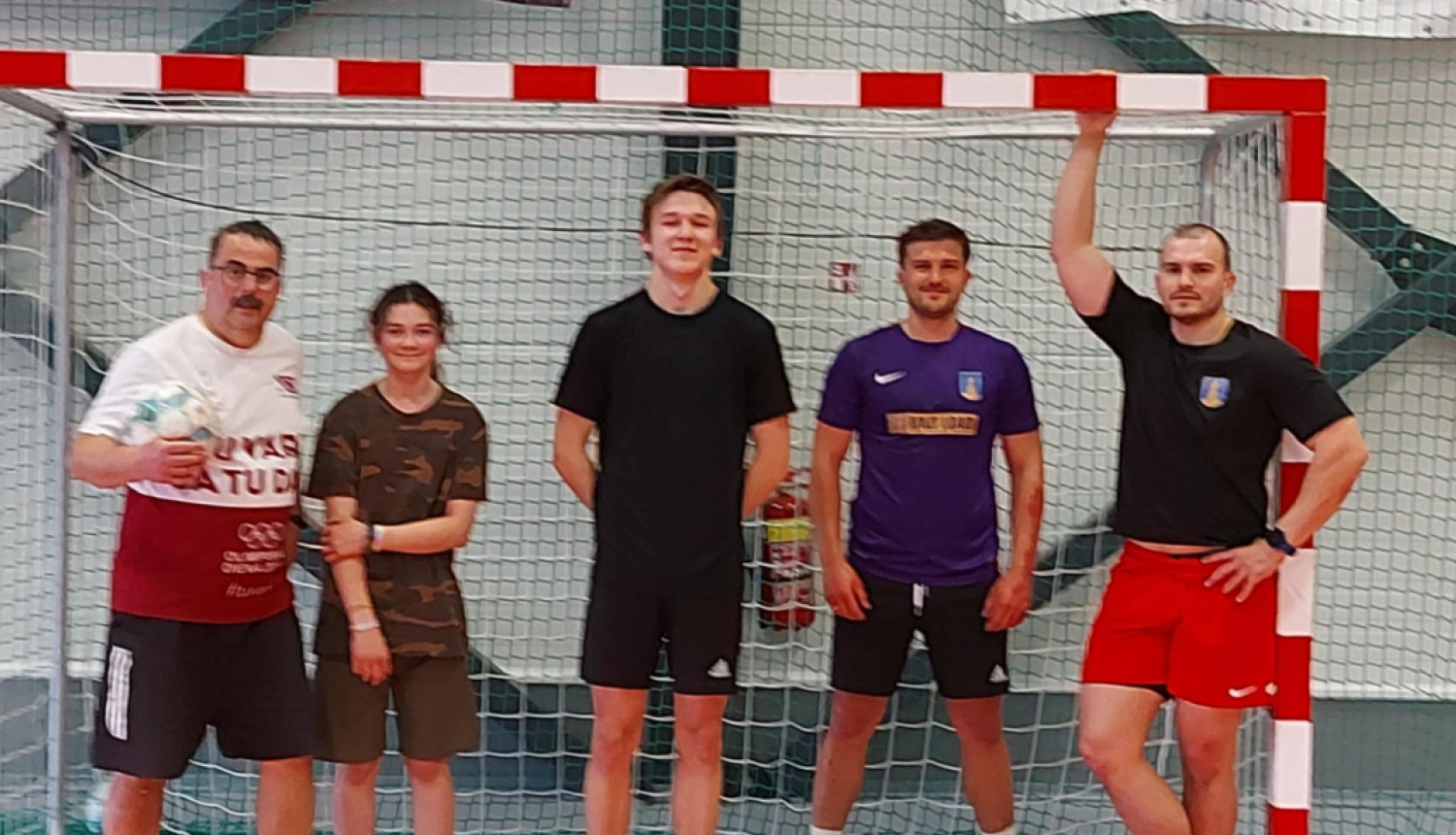 Aizvadīts Mērsraga meistarsacīkšu telpu futbolā astotais posms