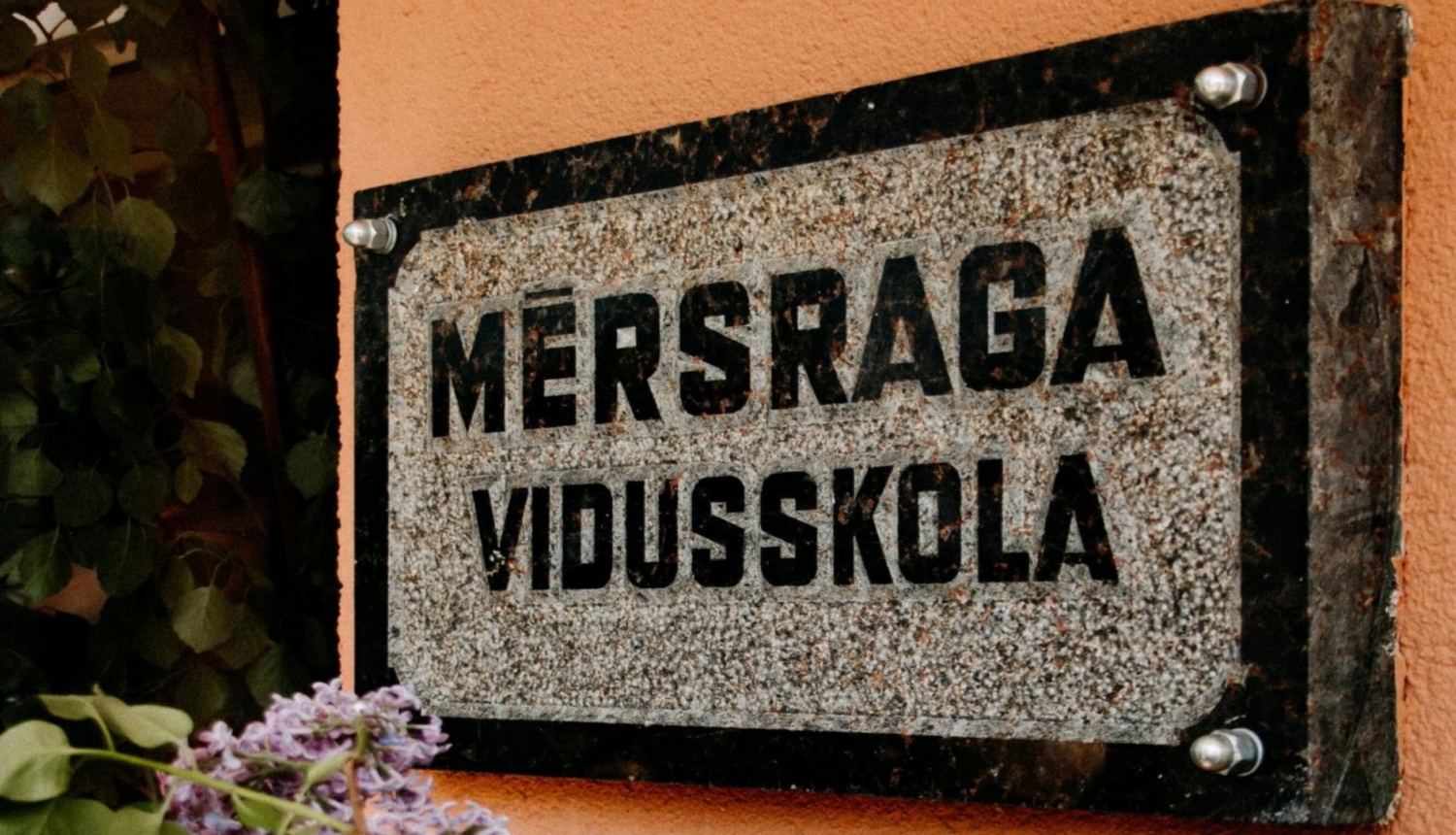 Mērsraga vidusskolas nosaukuma plāksne