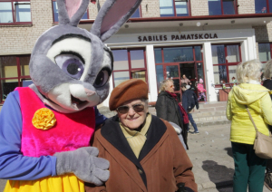 Foto ar 102 gadnieci un zaķi