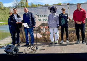 Uz skatuves Raimonds Lazdiņš, Ansis Bērziņš, Viks Viljams Donis, Rolands Štobinders un talismans