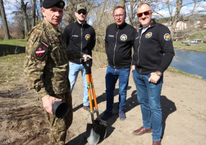 Foto ar Brīvprātīgo ugunsdzēsēju biedrības puišiem