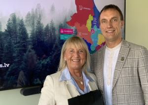 Ukrainas sadarbības partneri viesojas Talsu novada pašvaldībā_foto ar goda konsuli 