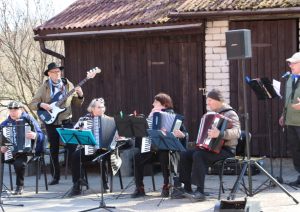 Foto ar akordeonistu ansambli