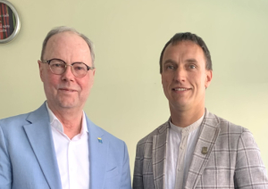 Talsu novada domes priekšsēdētājs ar Karlskronas komūnas mēru Peteru Glimvallu