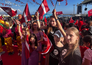 Delegācija ar Latvijas karogiem festivālā