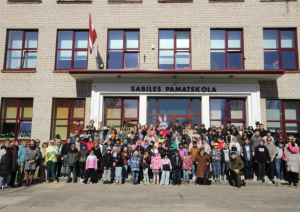 Foto ar Sabiles pamatskolas skolēniem un darbiniekiem