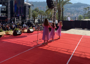 Skolnieces uz skatuves